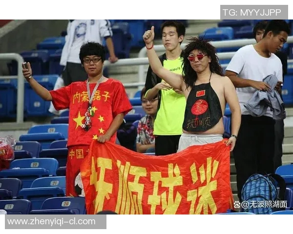 球迷在看台上表白成功,现场掌声雷动